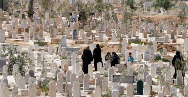 الموت في عمّان.. أزمة متصاعدة بين نقص القبور وغلاء أسعار الدفن