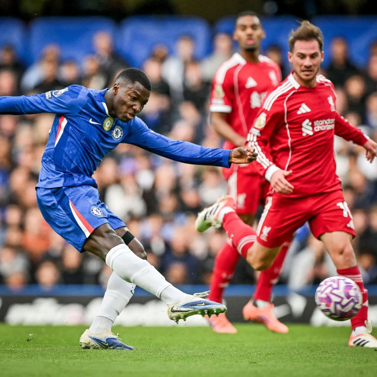 تشيلسي يُسقط ليفربول بالقاضية وآرسنال ينفرد بصدارة الدوري الإنجليزي