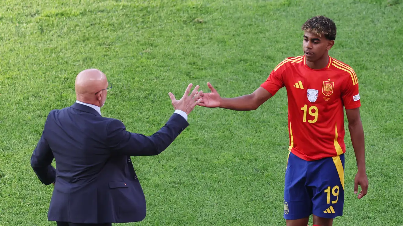 منتخب إسبانيا يرضخ لضغط برشلونة.. ودي لا فوينتي يبرر تغيير قراره