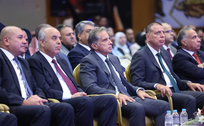 بالصور...رئيس الوزراء يرعى حفل التكريم السنوي للمعلمين بمناسبة يوم المعلم العالمي