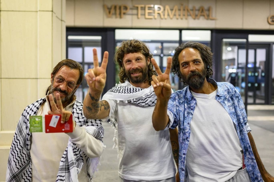 ناشطو أسطول الصمود العالمي: إسرائيل عاملتنا كـالحيوانات