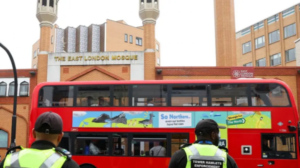 ملثمان يحرقان واجهة مسجد في بريطانيا