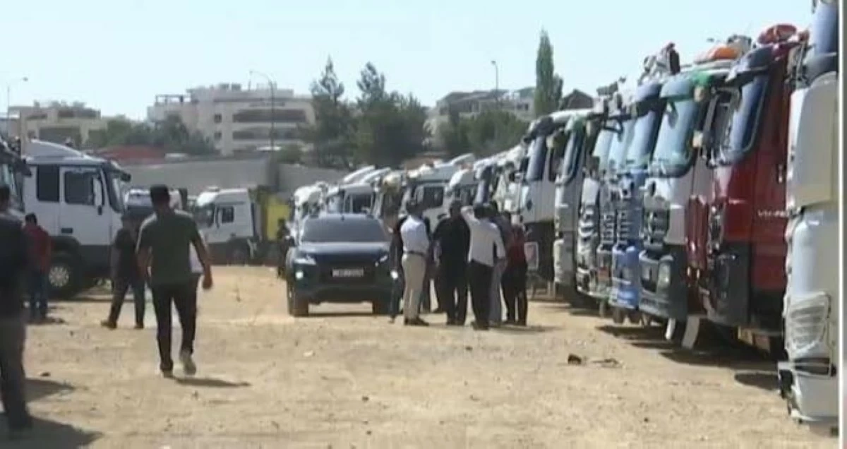 إنهاء اعتصام أصحاب القلابات بعد تفاهمات مبدئية برعاية لجنة النقل النيابية