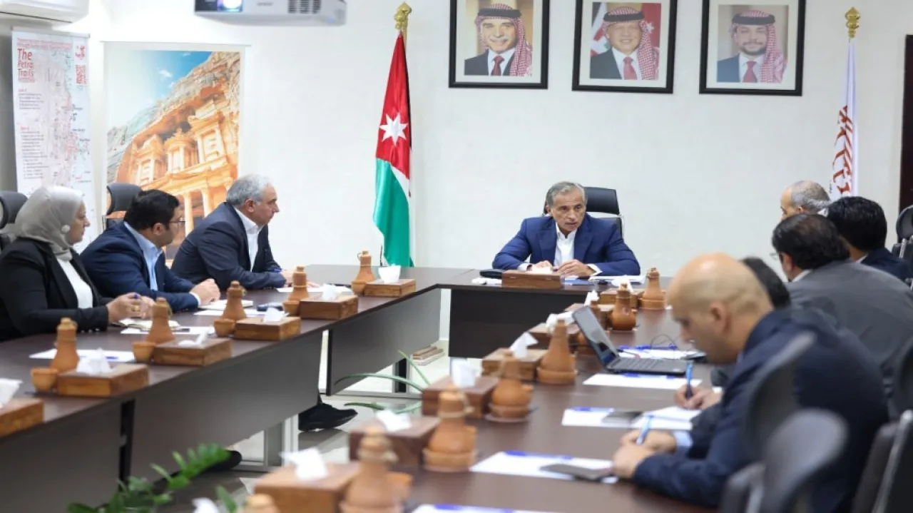 رئيس الوزراء:  ضرورة تطوير المنتج السياحي بما يعكس الصورة الحقيقية للأردن وشعبه
