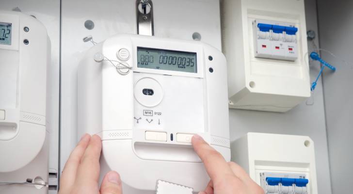 العدادات الذكية تثير الجدل في الاردن...فصل فوري للتيار ومطالب بإلغاء رسوم التوصيل