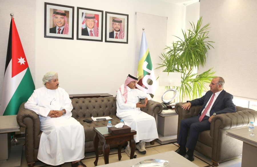 الشواربة يلتقي سفيري قطر و عُمان ويبحث معهما سبل التعاون