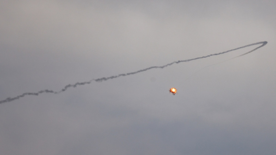 صفارات الإنذار تدوي في مستوطنة قرب غزة وتحذيرات من تصعيد أمني محتمل