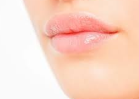 وصفات طبيعية لتوريد وتقشير الشفايف وتعزيز ترطيبها