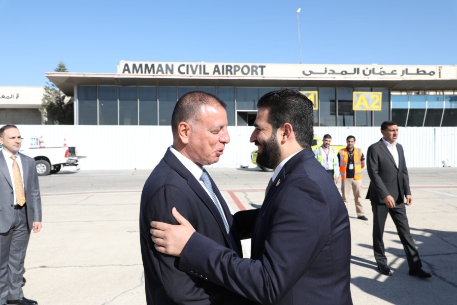 وزير الداخلية يستقبل نظيره السوري في مطار عمّان لتعزيز التعاون المشترك
