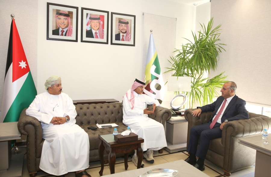 الشواربة يبحث سبل التعاون مع سفيري قطر وعُمان