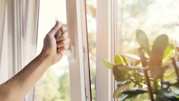 بدون تكييف أو مروحة.. 5 حيل ذكية لتعطير وتهوية المنزل في الشتاء