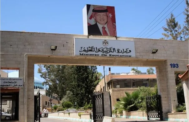 بالأسماء .. وزير التربية يقرّر ترفيع عدد من الموظفين وإنهاء خدمات آخرين