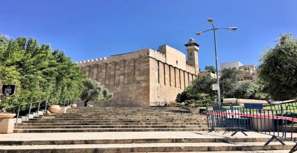 الاحتلال يغلق الحرم الإبراهيمي ويشن حملة اعتقالات في الضفة