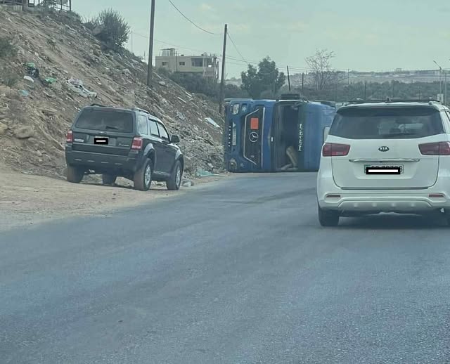 انقلاب تنك مياه يعطل السير مؤقتًا على طريق بشرى – الرمثا