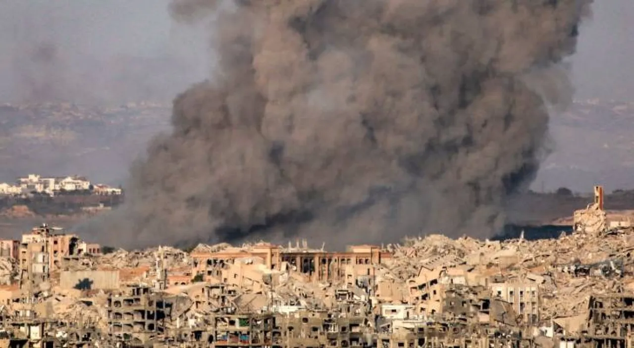 غارة لجيش الاحتلال تستهدف محيط مقر اللجنة القطرية غرب غزة