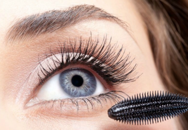 4 وصفات طبيعية لتحضير ماسكارا منزلية مغذية ومكثفة للرموش