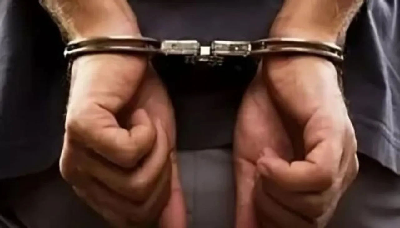 لبناني يسرق 100 ألف دولار من خزنة والده