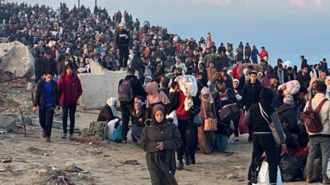 بدء عودة عشرات آلاف النازحين إلى مناطقهم في قطاع غزة