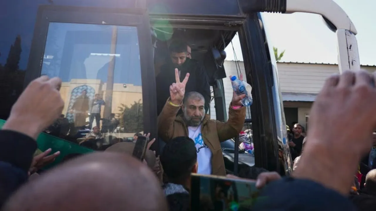 إعلام عبري: نقل الأسرى الإسرائيليين والفلسطينيين انطلق