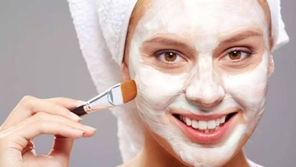 لإشراقة فورية.. 5 وصفات طبيعية لتفتيح البشرة بالزبادي