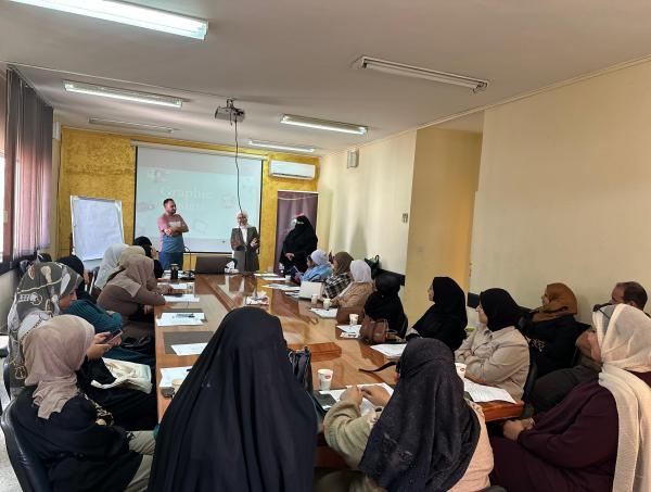 هيئة كلنا الاردن وبلدية الطفيلة تنظم ورشة التصميم الجرافيكي في الطفيلة