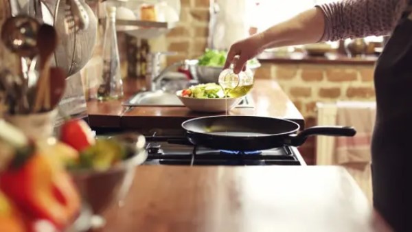 4 أخطاء خاطئة في مطبخك قد تصيبك بالتسمم الغذائي