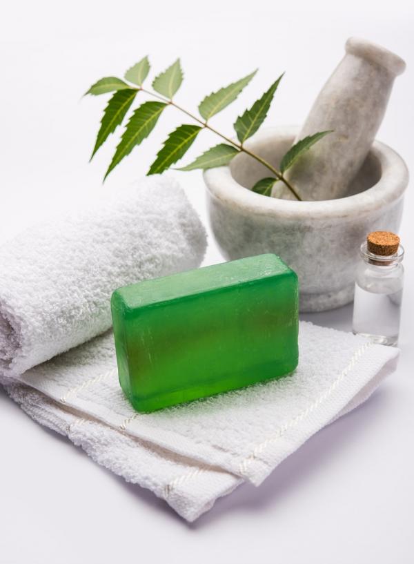 صابون النيم المنزلي .. لمسة طبيعية لإشراقة بشرتكِ