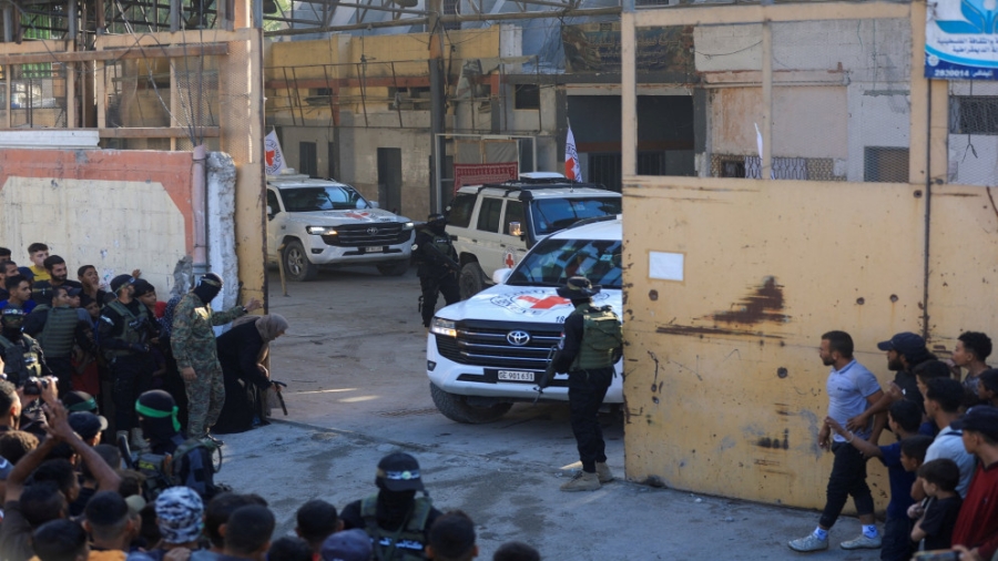 حماس تسلّم 20 محتجزا إسرائيليا إلى الصليب الأحمر