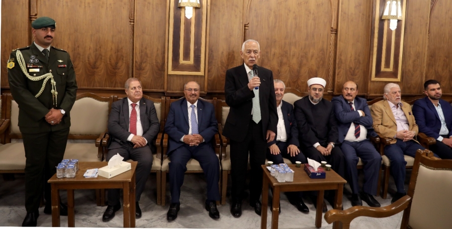 مندوبا عن الملك وولي العهد. العيسوي يعزي آل الخضري