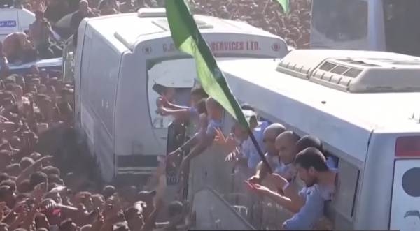 إسرائيل تفرج عن معتقلين من سجني عوفر وكتسيعوت