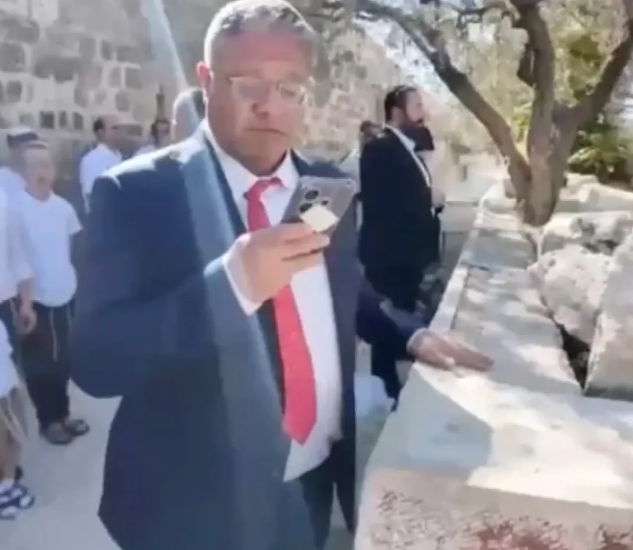 الوزير المتطرف بن غفير يقود اقتحام عشرات المستوطنين للمسجد الأقصى