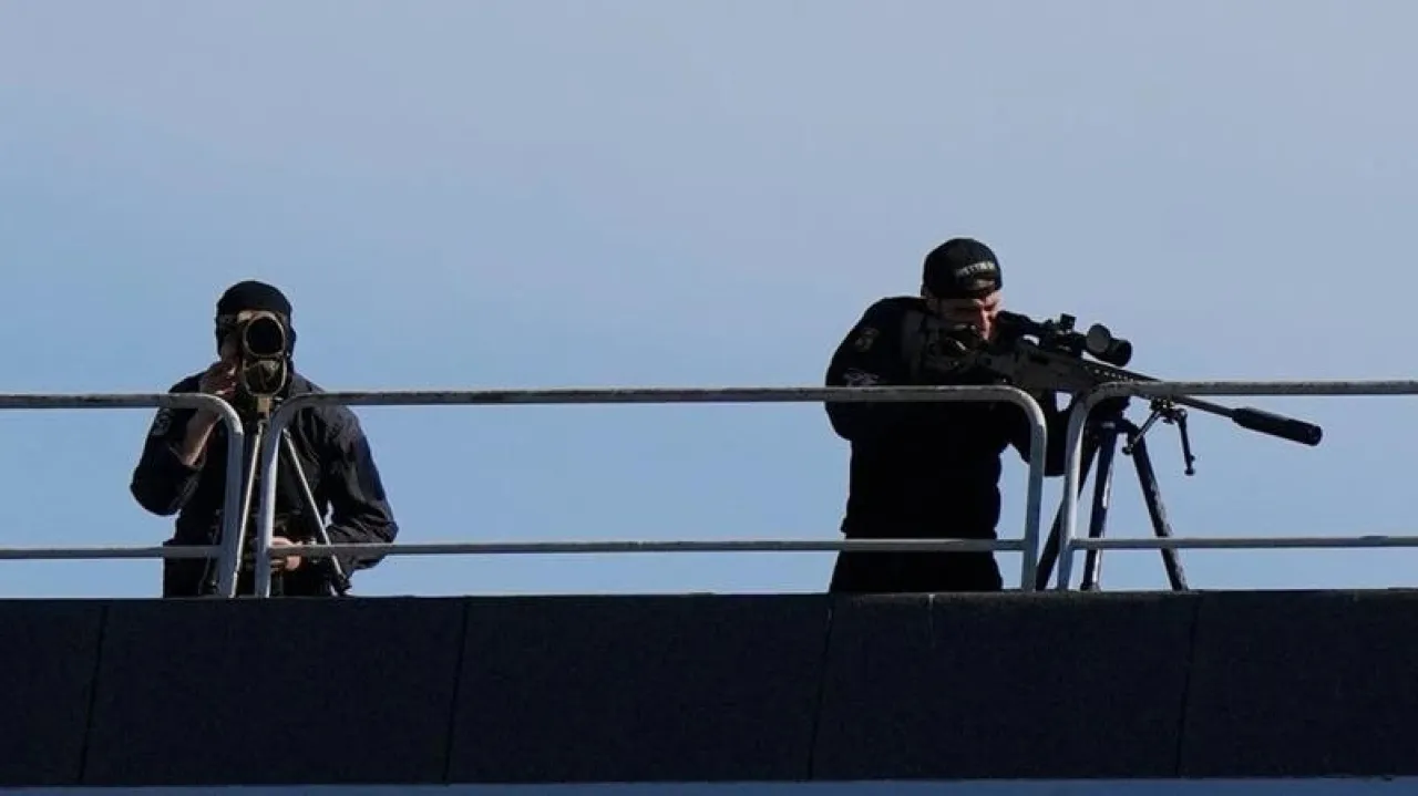 قناصة على سطح فندق منتخب إسرائيل في ايطاليا