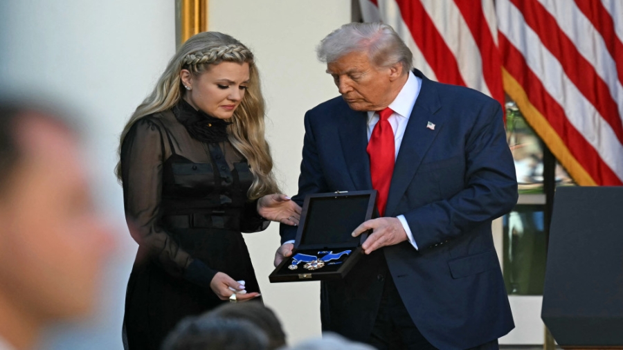 ترامب يقلد الراحل تشارلي كيرك أرفع وسام مدني أميركي