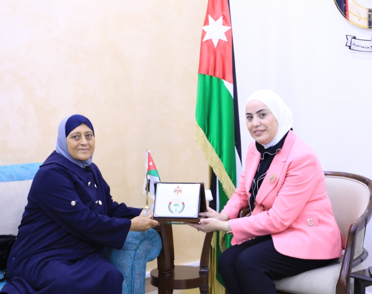 وزيرة التنمية تكرم الفائزة بجائزة المرأة العربية والموظفين الحاصلين على لقب الموظف المثالي