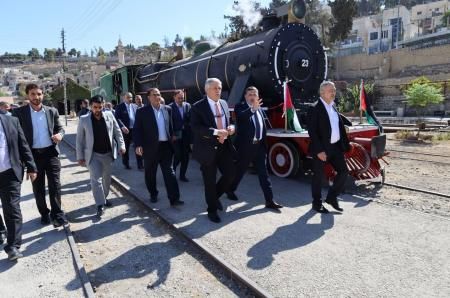 وزير النقل يدشن تشغيل قاطرة بخارية بعد توقفها 40 عاماً
