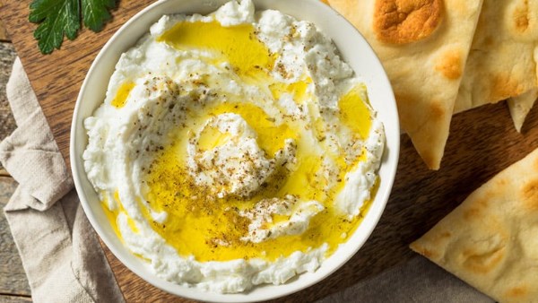 طريقة عمل اللبنة في المنزل بخطوات سهلة.. طعم لذيذ وصحي بدون مواد حافظة