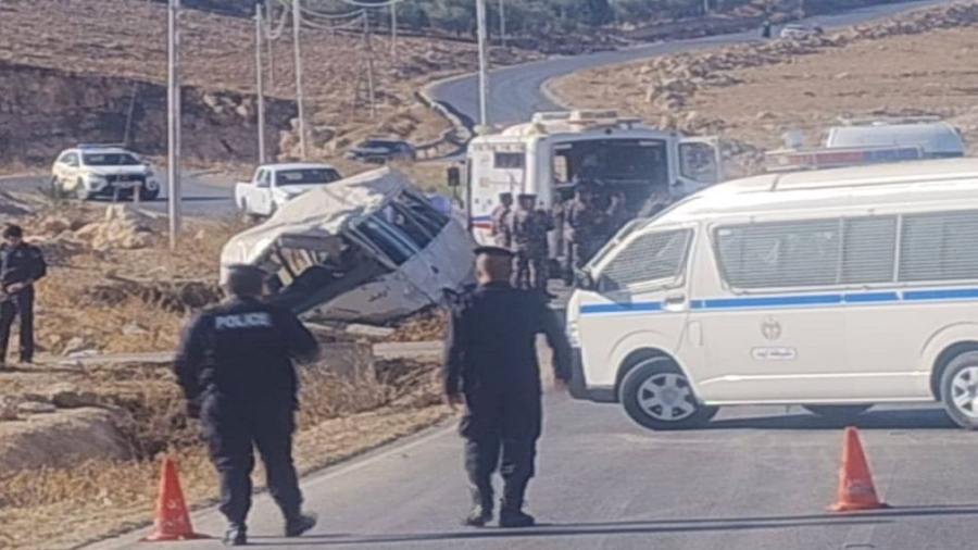 23 إصابة بحادث تدهور باص على طريق إربد–زوبيا