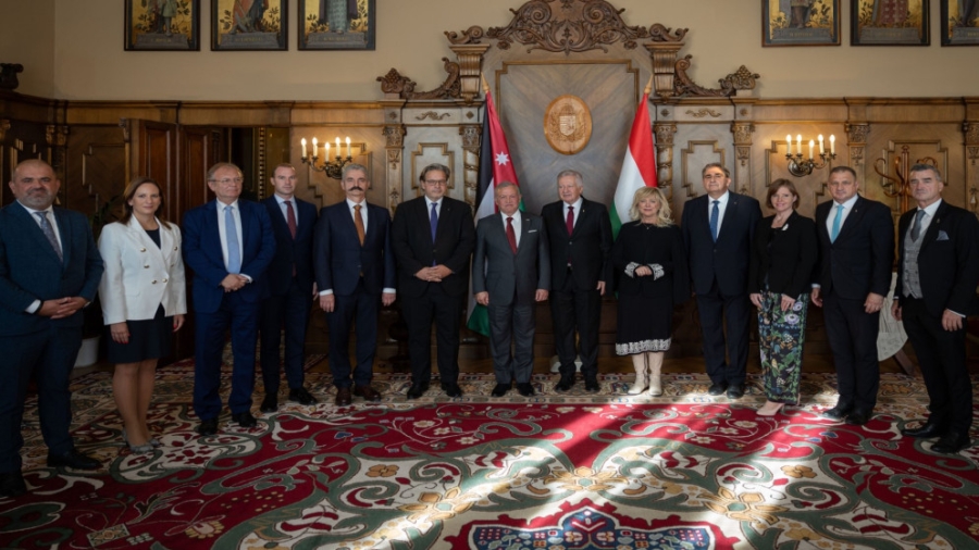 الملك يلتقي بأعضاء في البرلمان الهنغاري في بودابست