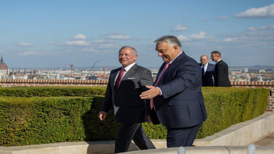 الملك يؤكد خلال لقائه رئيس وزراء هنغاريا أهمية تعزيز الاستقرار والسلام