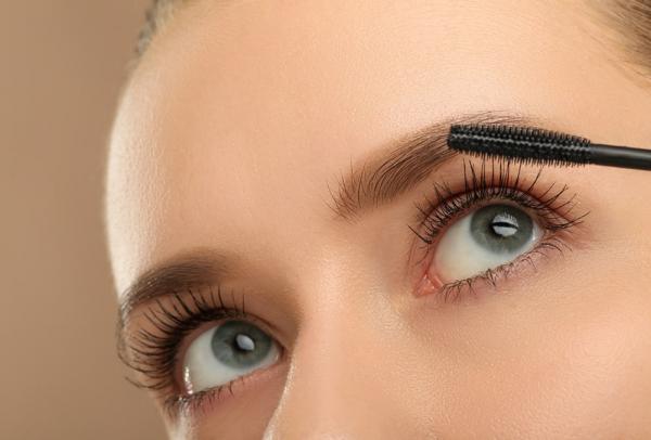 الماسكارا البنية .. سر إطلالتكِ الطبيعية هذا الخريف