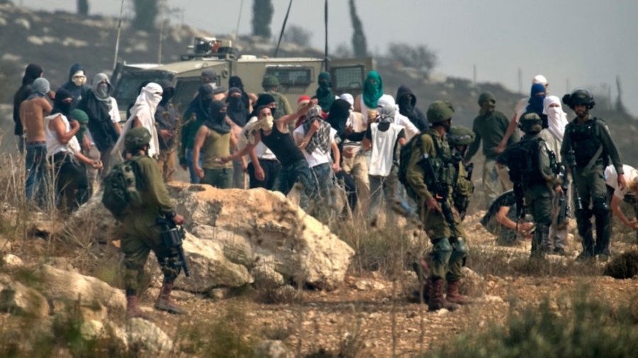 إصابة فلسطيني وزوجته باعتداء للمستوطنين جنوبي الخليل