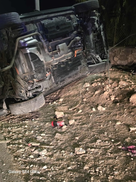 انقلاب مركبة على  الطريق الرابط بين النديم وماعين