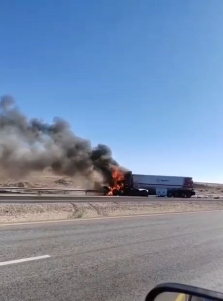 بالفيديو...حريق صهريج محروقات على الطريق الصحراوي قرب دبة حانوت وكوادر الأشغال تتدخل
