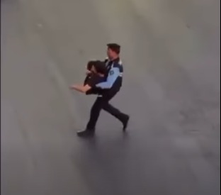 رقيب سير أردني يجسد روح الإنسانية بمساعدة شاب من ذوي الاحتياجات الخاصة في عمان