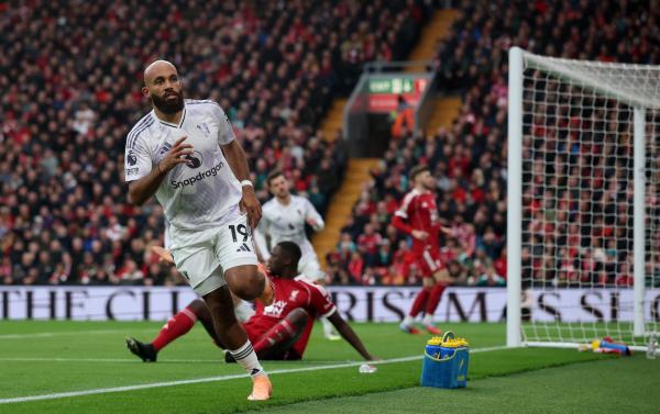 مانشستر يونايتد يلحق هزيمة جديدة لليفربول في معقله آنفيلد