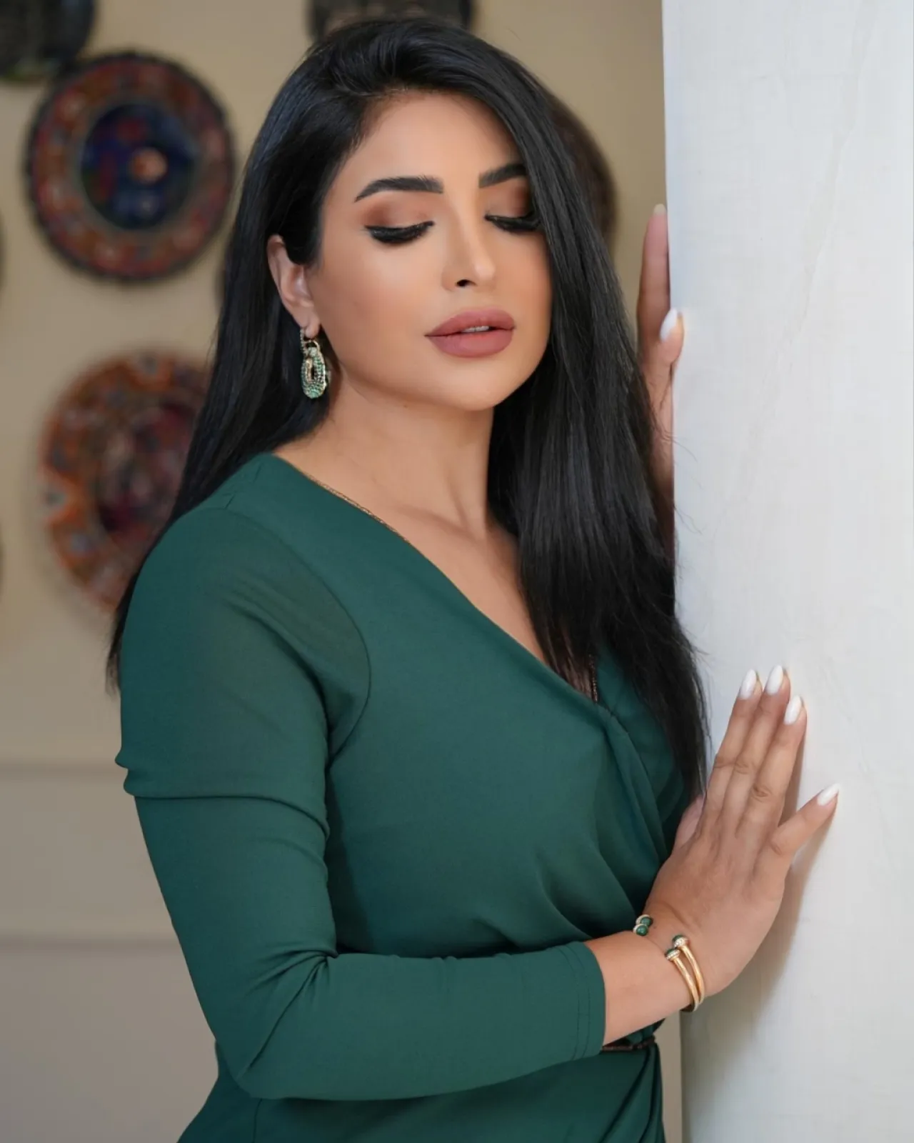 شخص مقرب جداً منها...مصادر مطلعة تكشف تفاصيل سرقة 5 ملايين درهم من الشاعرة نجاح المساعيد