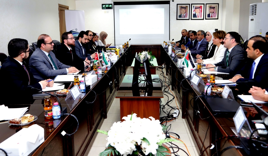 الإدارة العامة ومركز الخدمات الشامل يعرضان تطوراتهما لوفد التنمية الإدارية السوري