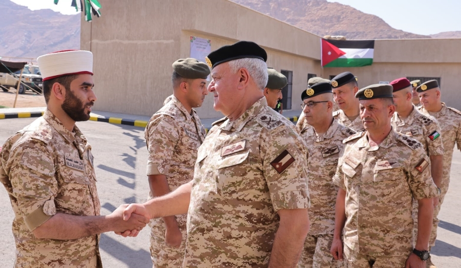 بالصور...رئيس هيئة الأركان المشتركة يتفقد كتيبة حرس الحدود2 الملكية