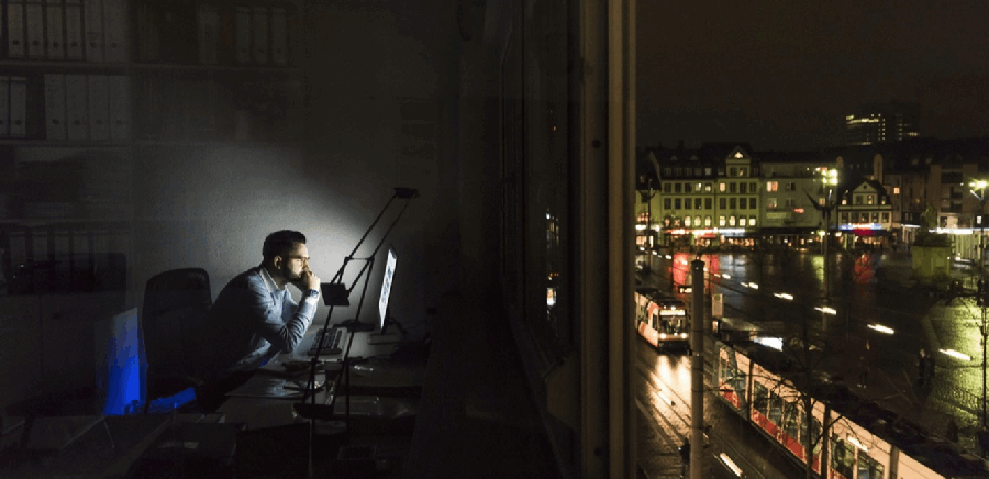 دراسة: العمل الليلي يزيد خطر الإصابة بالقولون العصبي