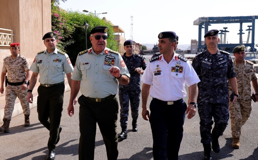 رئيس هيئة الأركان المشتركة  يزور القوة البحرية والزوارق الملكية